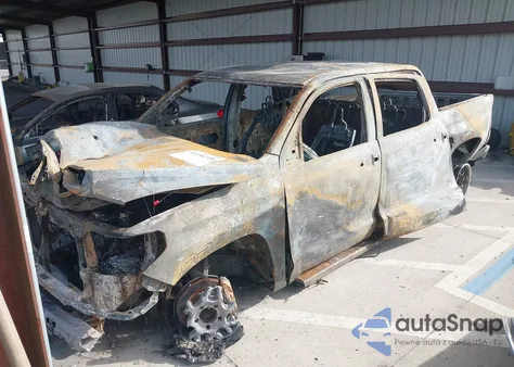 2018 Toyota Tundra Sr5 5.7L V8 z USA, uszkodzony, nr VIN 5TFDW5F1XJX730763